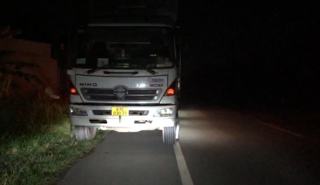 Tiền Giang: Người dân rượt đuổi 600 m, chặn bắt xe tải gây tai nạn chết người - Ảnh 2.