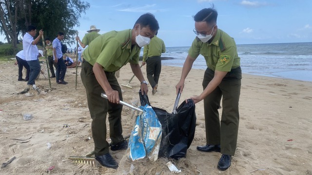 Hơn 400 người tham gia dọn rác bờ biển Phú Quốc  - Ảnh 4.