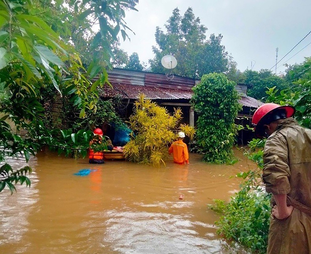 Công nhân PC Đắk Nông hỗ trợ người dân địa phương khắc phục thiệt hại do mưa lũ gây ra - Ảnh: Tâm An