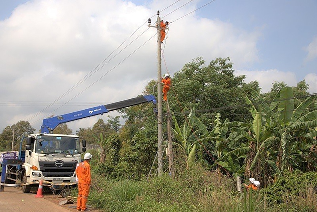 PC Đắk Nông đầu tư hệ thống lưới điện để đảm bảo an toàn trước khi mùa mưa lũ đến - Ảnh: Tâm An
