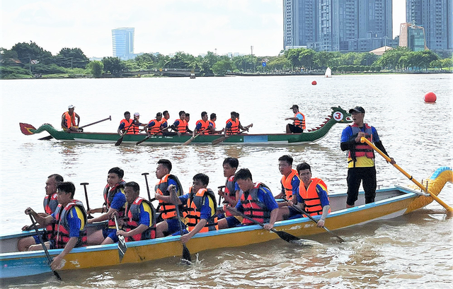 Bạn trẻ hào hứng ra sông Sài Gòn xem đua thuyền, lướt ván phản lực - Ảnh 3.
