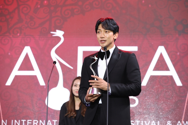 ‘Đêm tối rực rỡ’ thắng giải tại Liên hoan phim quốc tế ASEAN 2023   - Ảnh 3.