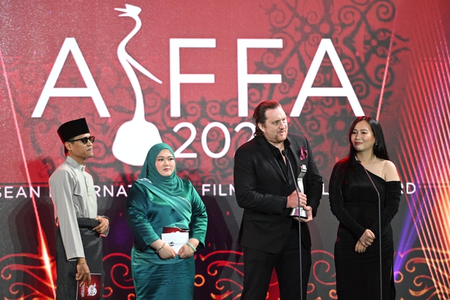 ‘Đêm tối rực rỡ’ thắng giải tại Liên hoan phim quốc tế ASEAN 2023   - Ảnh 2.