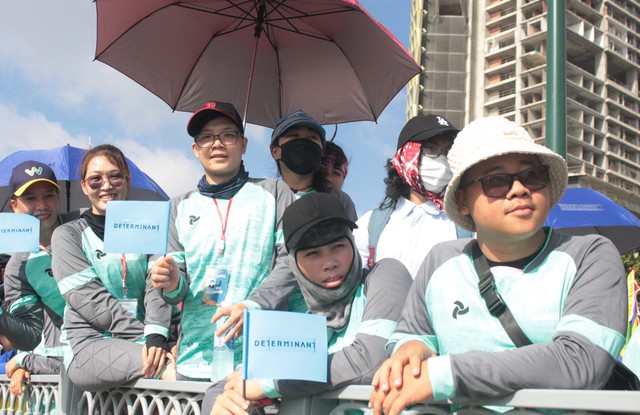 Bạn trẻ hào hứng ra sông Sài Gòn xem đua thuyền, lướt ván phản lực - Ảnh 4.