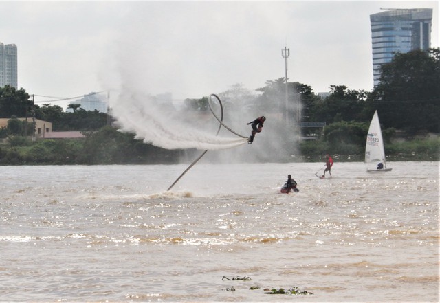 Bạn trẻ hào hứng ra sông Sài Gòn xem đua thuyền, lướt ván phản lực - Ảnh 6.