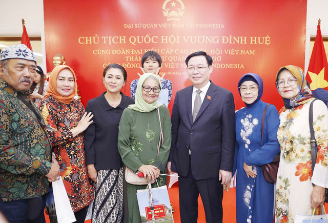 Chủ tịch Quốc hội gặp gỡ cộng đồng người Việt Nam ở Indonesia - Ảnh 1.