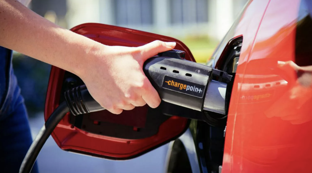 Ô tô sạc điện có thực sự tiết kiệm chi phí hơn đổ xăng? - Ảnh 1.