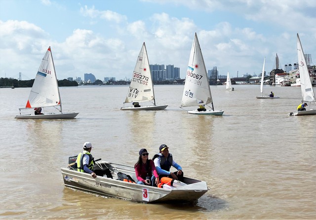 Bạn trẻ hào hứng ra sông Sài Gòn xem đua thuyền, lướt ván phản lực - Ảnh 5.