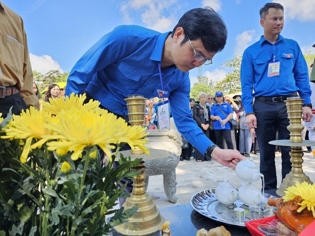 Anh Bùi Quang Huy, Bí thư thứ nhất T.Ư Đoàn viếng Nghĩa trang Hàng Dương   - Ảnh 2.