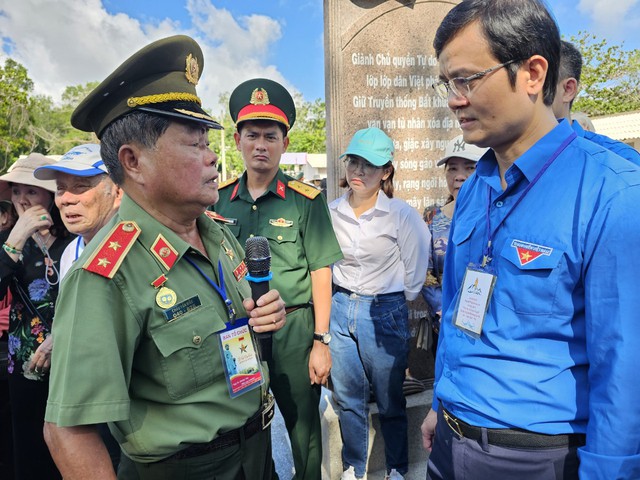 Anh Bùi Quang Huy, Bí thư thứ nhất T.Ư Đoàn viếng Nghĩa trang Hàng Dương   - Ảnh 3.