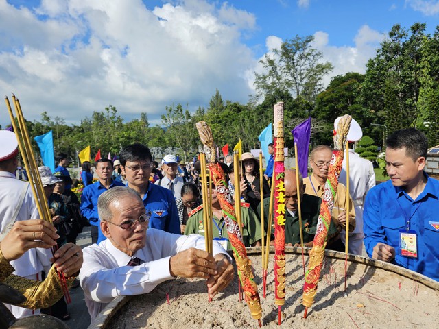 Anh Bùi Quang Huy, Bí thư thứ nhất T.Ư Đoàn viếng Nghĩa trang Hàng Dương   - Ảnh 1.