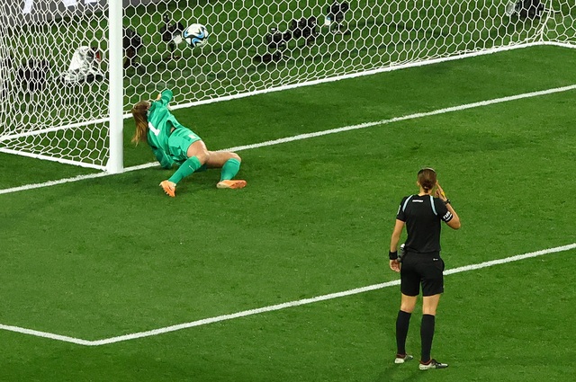 Đội tuyển nữ Mỹ rời World Cup nữ 2023 khi bóng qua vạch vôi 1 mm - Ảnh 2.