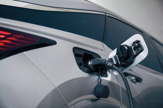 Lexus RX 450h+ 2024 biến thành xe điện nếu chỉ chạy trong phố   - Ảnh 2.