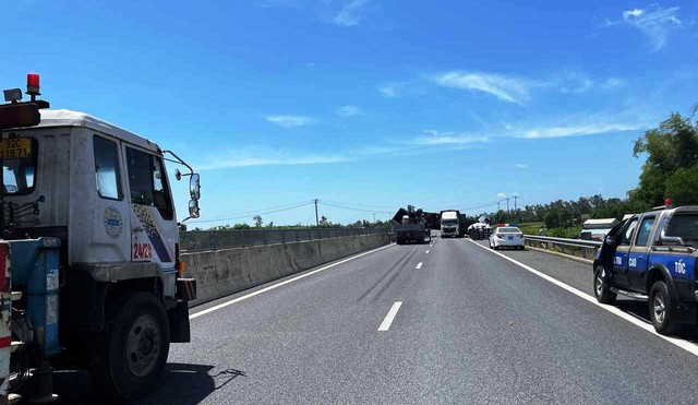 Tai nạn nghiêm trọng trên tuyến cao tốc Đà Nẵng - Quảng Ngãi, giao thông ùn tắc  - Ảnh 2.