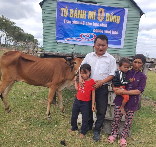 Thầy giáo đi dạy mang giỏ bánh mì cho học sinh ăn sáng  - Ảnh 3.