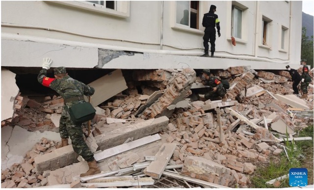 Động đất tại Trung Quốc, hơn 70 tòa nhà bị sập - Ảnh 1.