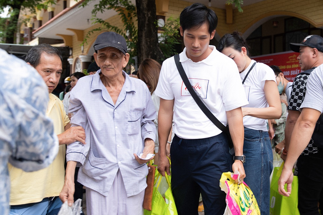 Vân Trang, Thúy Diễm cùng nhà thiết kế Đinh Văn Thơ trao quà cho người khiếm thị - Ảnh 3.