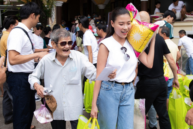 Vân Trang, Thúy Diễm cùng nhà thiết kế Đinh Văn Thơ trao quà cho người khiếm thị - Ảnh 2.
