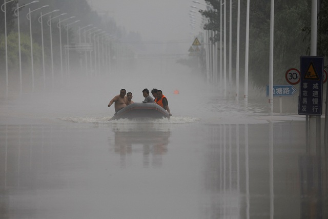 Thêm nhiều người chết do mưa lũ, Trung Quốc nâng cảnh báo - Ảnh 3.