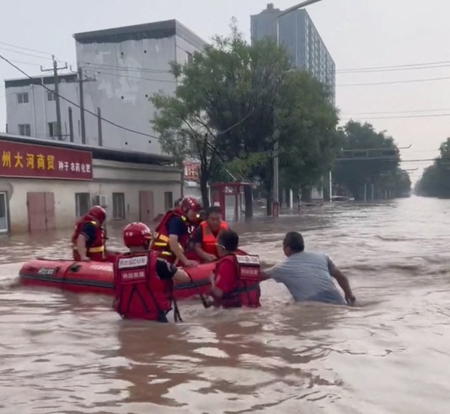 Thêm nhiều người chết do mưa lũ, Trung Quốc nâng cảnh báo - Ảnh 1.