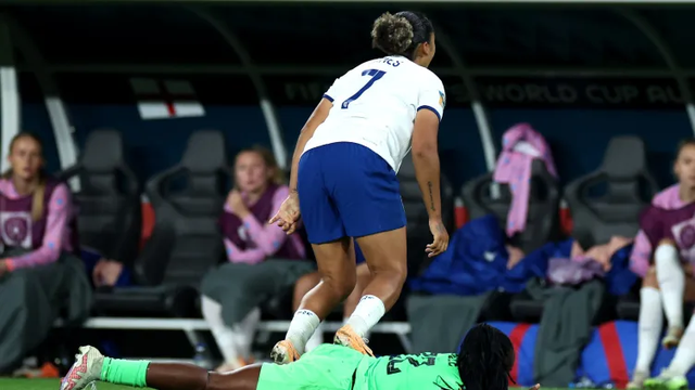 Ngôi sao đội tuyển nữ Anh bị chỉ trích vì giẫm vào lưng của đối thủ - Ảnh 2.