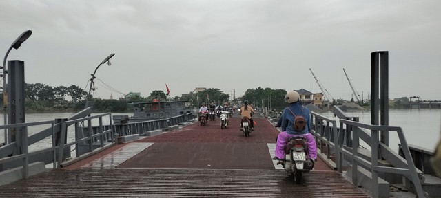 Nam Định: Một tàu hàng va chạm với cầu phao Ninh Cường - Ảnh 1.