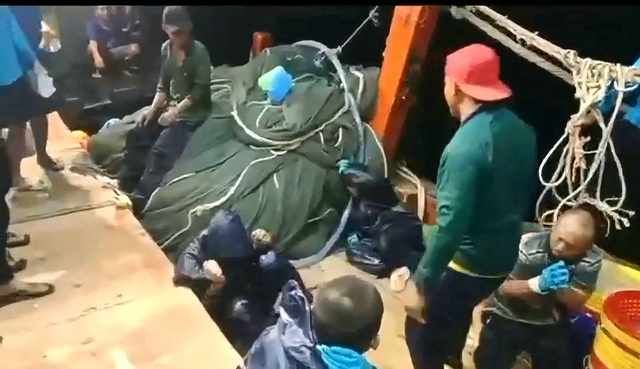 Mạng xã hội xuất hiện clip ngư phủ bị đánh dã man trên tàu cá   - Ảnh 3.