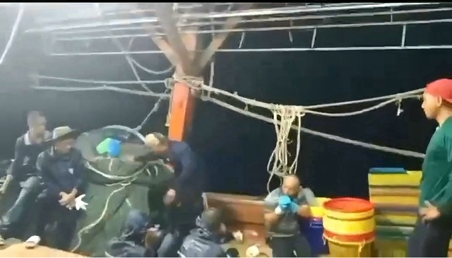 Mạng xã hội xuất hiện clip ngư phủ bị đánh dã man trên tàu cá   - Ảnh 4.