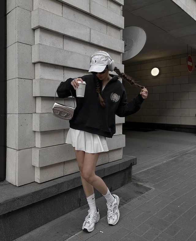Ứng dụng chân váy tennis vào street style để sở hữu diện mạo năng động, cá tính. - Ảnh 2.
