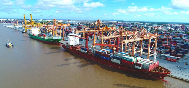 Xây 'siêu cảng', nâng tầm cảng biển Việt Nam - Ảnh 1.