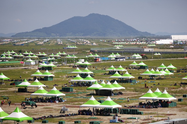 Hết nắng nóng đến bão, trại hướng đạo ở Hàn Quốc đối mặt 'thách thức thế kỷ' - Ảnh 3.