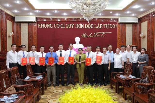 Bình Phước: Điều động, bổ nhiệm nhiều cán bộ lãnh đạo chủ chốt - Ảnh 2. Bình Phước: Điều động, bổ nhiệm nhiều cán bộ lãnh đạo chủ chốt - Ảnh 2.