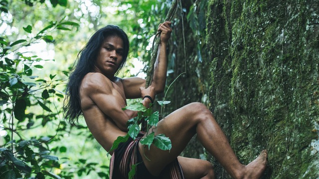 Chàng 'Tarzan Tây Nguyên' nặng lòng với văn hóa dân tộc - Ảnh 1.