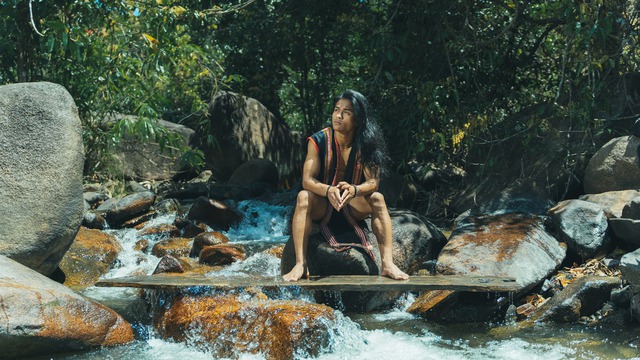 Chàng 'Tarzan Tây Nguyên' nặng lòng với văn hóa dân tộc - Ảnh 2.