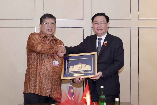 Chủ tịch Quốc hội gặp lãnh đạo nghị viện Lào, Campuchia, Malaysia bên lề AIPA-44 - Ảnh 3.