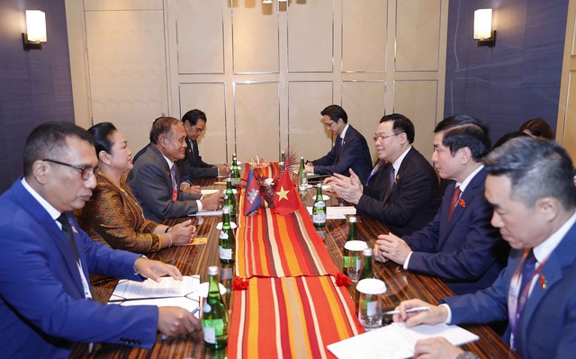 Chủ tịch Quốc hội gặp lãnh đạo nghị viện Lào, Campuchia, Malaysia bên lề AIPA-44 - Ảnh 2.