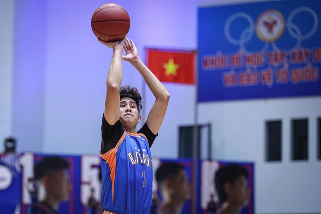 Hai cầu thủ bị truất quyền thi đấu trong trận 'derby' bóng rổ Hà Nội - Ảnh 3.