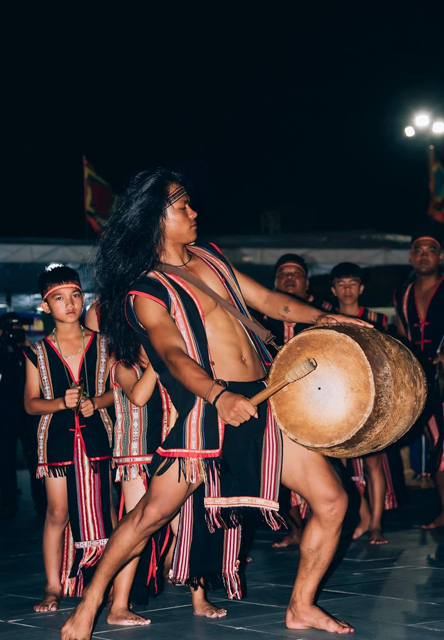 Chàng 'Tarzan Tây Nguyên' nặng lòng với văn hóa dân tộc - Ảnh 3.