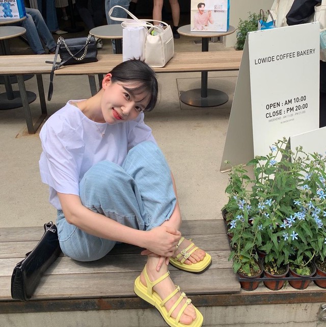 Lisa diện dép quai sau gây chú ý,netizen mang sandal rầm rộ với visual thoải mái - Ảnh 5.