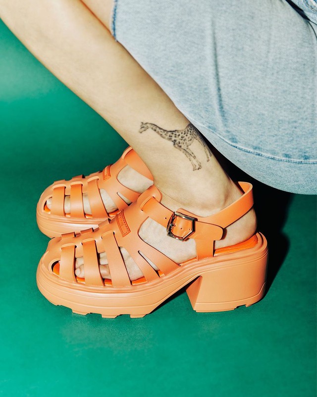 Lisa diện dép quai sau gây chú ý,netizen mang sandal rầm rộ với visual thoải mái  - Ảnh 3.