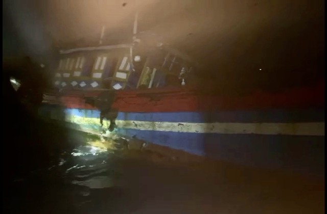 Quảng Ngãi: Một tàu cá bị tàu chở hàng tông chìm, 3 ngư dân thoát chết - Ảnh 1.
