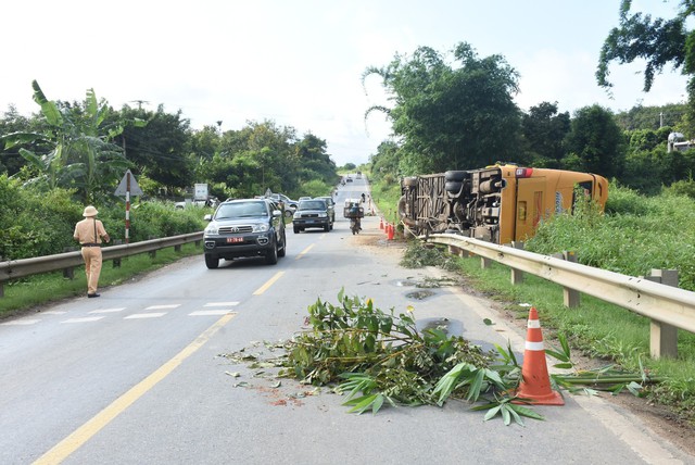 Kon Tum: Lật xe khách giường nằm, 1 nữ hành khách tử vong - Ảnh 1.