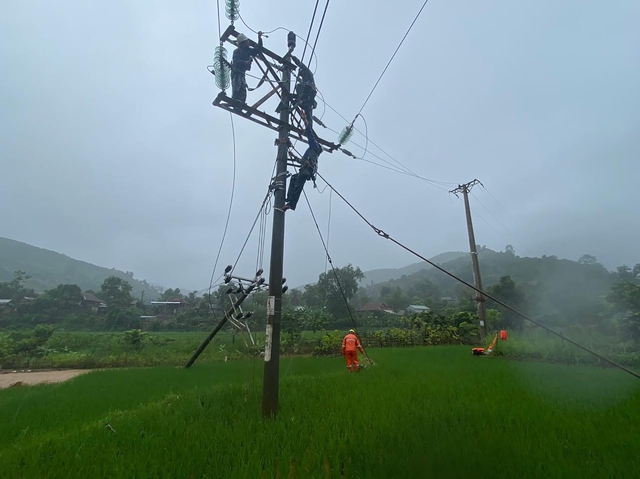 Điện lực các tỉnh phía bắc khẩn trương khắc phục sự cố mưa lũ kéo dài  - Ảnh 3.