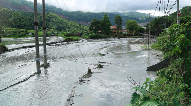 Cục Kiểm soát ô nhiễm môi trường kiểm tra sự cố hồ thải ở Lào Cai - Ảnh 2.