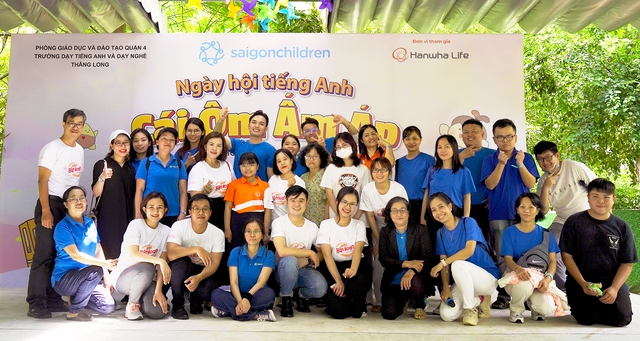 Hanwha Life Việt Nam trao yêu thương đến các em học sinh khó khăn - Ảnh 1.