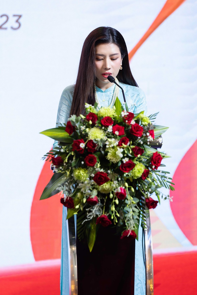 Hoa hậu Dương Yến Nhung chia sẻ tình yêu thương với nạn nhân chất độc da cam - Ảnh 2.