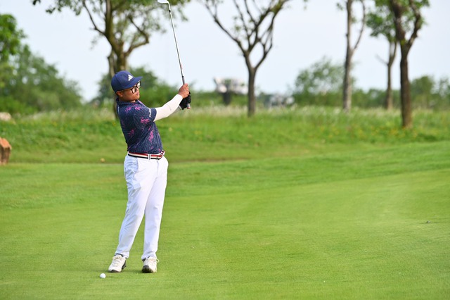Giải golf quốc gia 2023: Nguyễn Nhất Long bứt phá, Lê Chúc An độc chiếm ngôi đầu - Ảnh 1.
