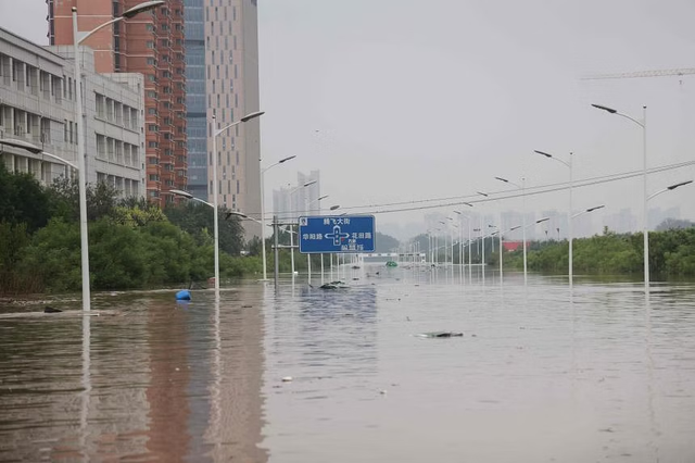 Bài học từ mô hình 'thành phố bọt biển' để ứng phó lũ lụt của Trung Quốc - Ảnh 1.