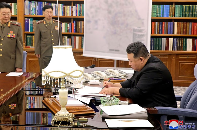 Triều Tiên thay tướng cấp cao, kêu gọi sẵn sàng trước nguy cơ xung đột  - Ảnh 1.