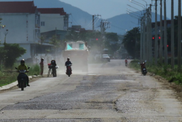 Bình Định: Xe chở cát băm nát tỉnh lộ 636 - Ảnh 2.